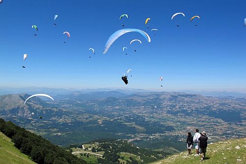 Parapenten op de Monte Cucco